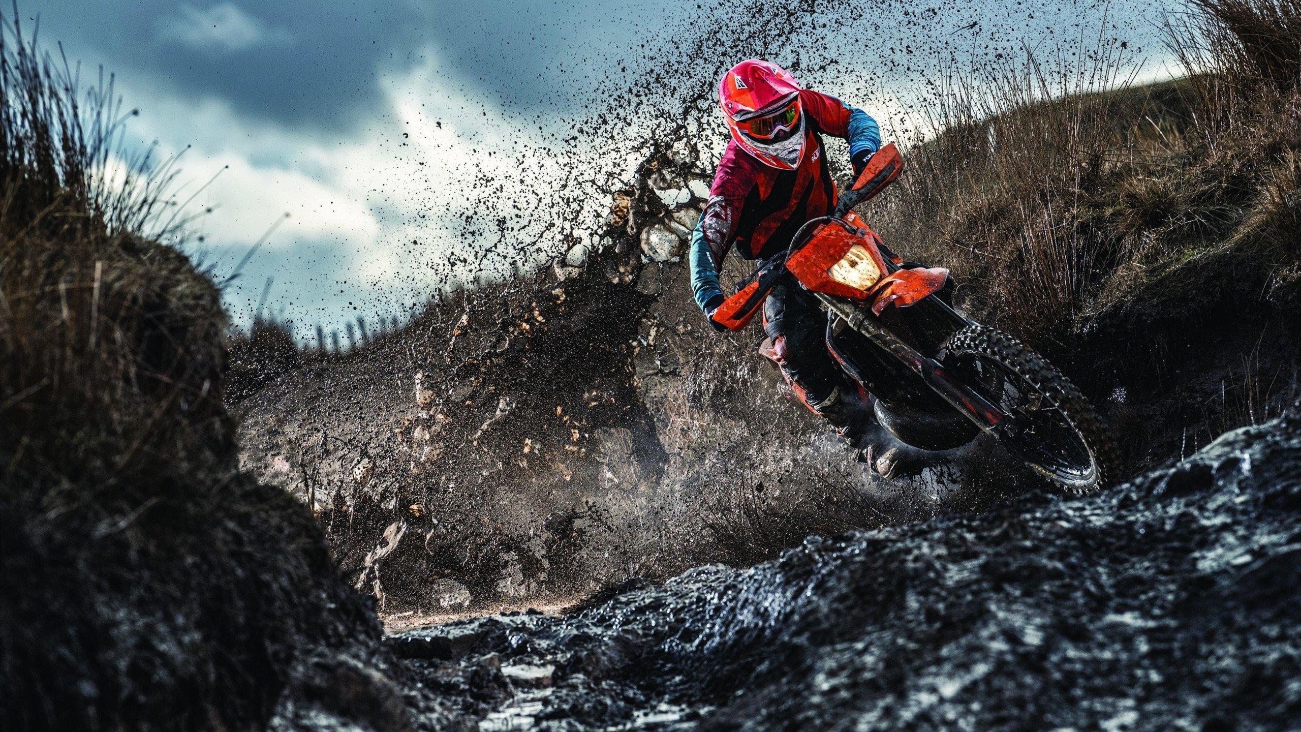 赛道与绿茵的跨界碰撞，迈凯伦与梅奔的F1德比，竟在英足总杯上演？