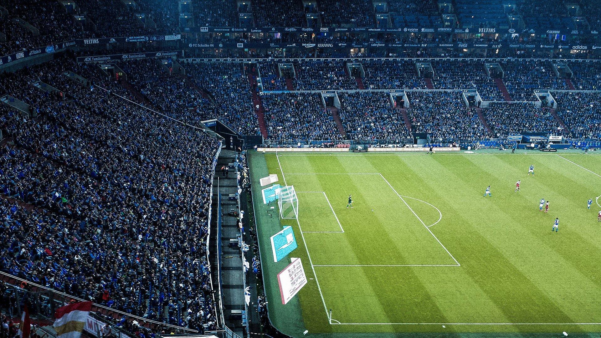 利物浦高层暂保斯洛特信任,一月观察期启动;球迷呼声指向克洛普回归